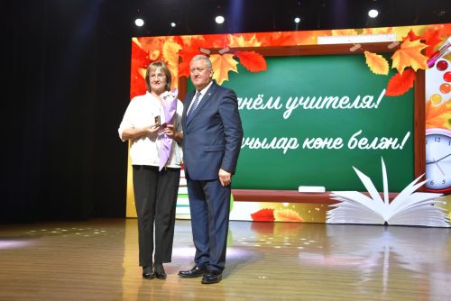 Десятки педагогов получили награды в честь Дня учителя