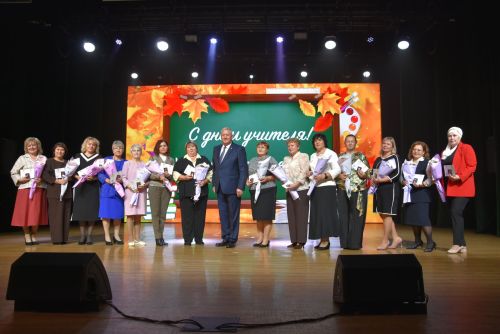 Десятки педагогов получили награды в честь Дня учителя