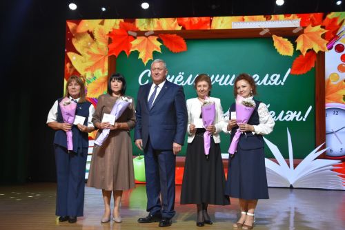 Десятки педагогов получили награды в честь Дня учителя