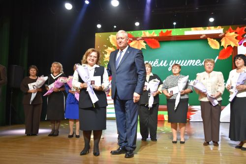 Десятки педагогов получили награды в честь Дня учителя