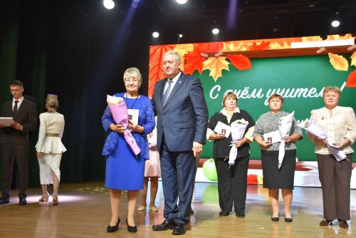 Десятки педагогов получили награды в честь Дня учителя