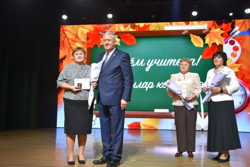 Десятки педагогов получили награды в честь Дня учителя