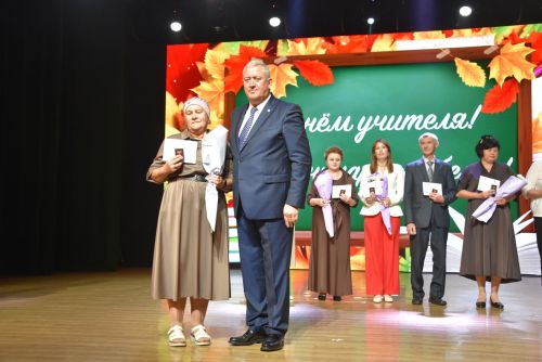 Десятки педагогов получили награды в честь Дня учителя