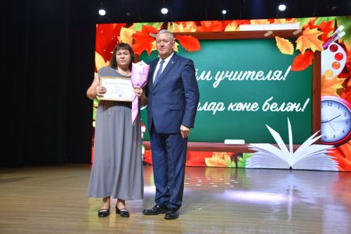 Десятки педагогов получили награды в честь Дня учителя