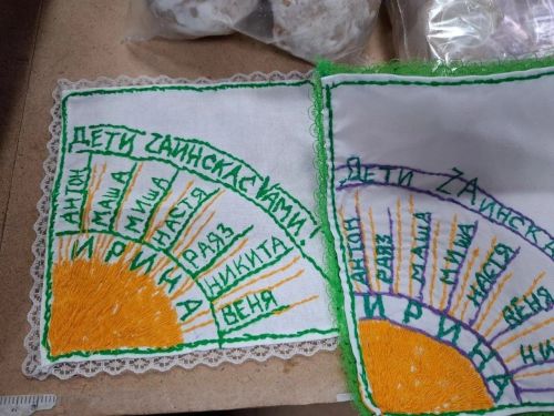 Зәй кызы Ирина хәрбиләргә кулъяулыклар чигә