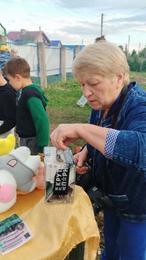 Иске Зәйдә волонтерлар маскировка челтәрләре үрә һәм тормыштан ямь табып яши