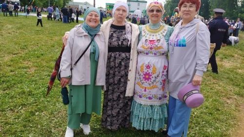 Иске Зәйдә волонтерлар маскировка челтәрләре үрә һәм тормыштан ямь табып яши
