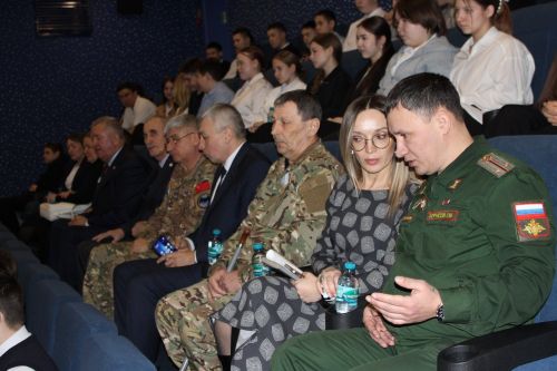 В Заинске прошла премьера военной драмы «Малыш» для школьников и ветеранов СВО