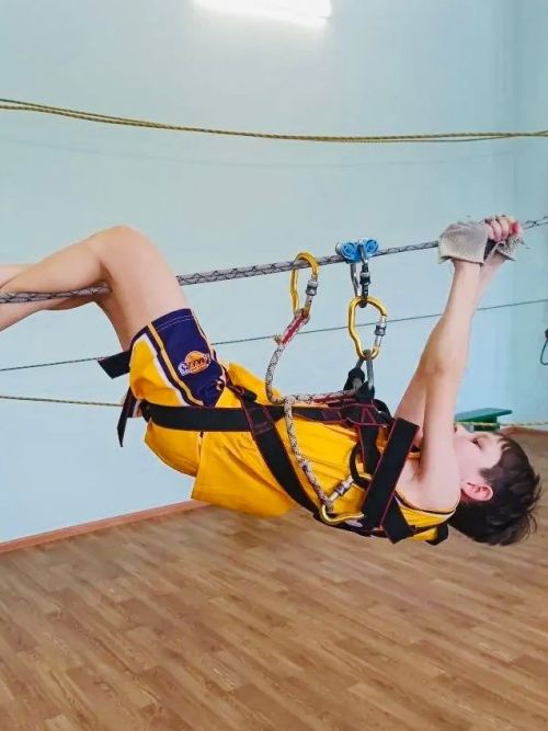 В Заинске школьники на викторине учились доверять друг другу с завязанными глазами