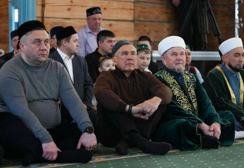 Рустам Минниханов совершил праздничный намаз в возрожденной мечети села Айбаш