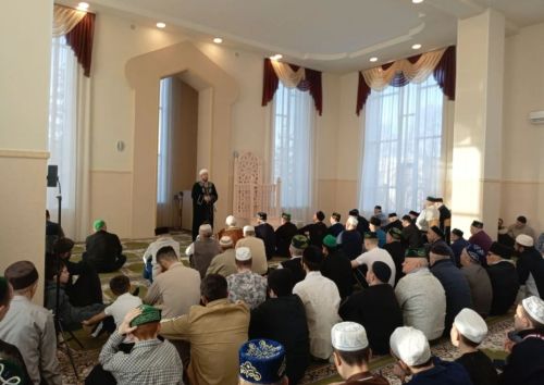 «Дух веры объединяет»: мусульмане Заинска масштабно отмечают Ураза-байрам