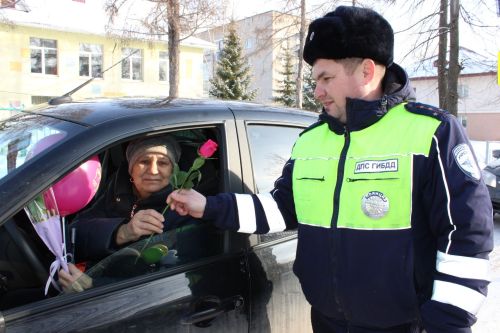Тюльпаны вместо штрафов: в Заинске автоледи получили цветы от Госавтоинспекции и детей