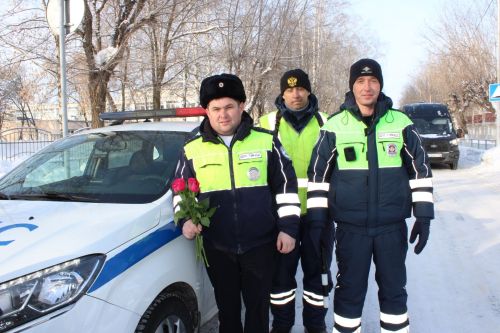 Тюльпаны вместо штрафов: в Заинске автоледи получили цветы от Госавтоинспекции и детей