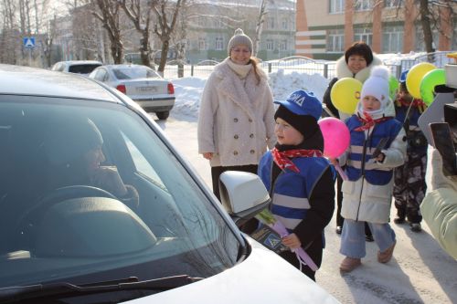 Тюльпаны вместо штрафов: в Заинске автоледи получили цветы от Госавтоинспекции и детей