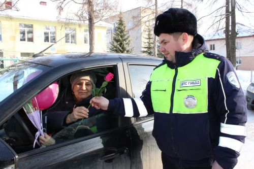 Тюльпаны вместо штрафов: в Заинске автоледи получили цветы от Госавтоинспекции и детей