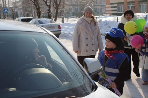 Тюльпаны вместо штрафов: в Заинске автоледи получили цветы от Госавтоинспекции и детей