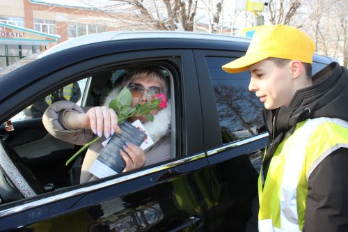 Тюльпаны вместо штрафов: в Заинске автоледи получили цветы от Госавтоинспекции и детей
