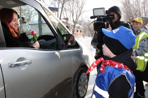 Тюльпаны вместо штрафов: в Заинске автоледи получили цветы от Госавтоинспекции и детей
