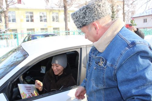 Тюльпаны вместо штрафов: в Заинске автоледи получили цветы от Госавтоинспекции и детей