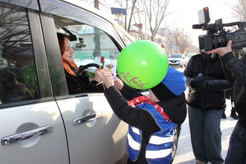 Тюльпаны вместо штрафов: в Заинске автоледи получили цветы от Госавтоинспекции и детей