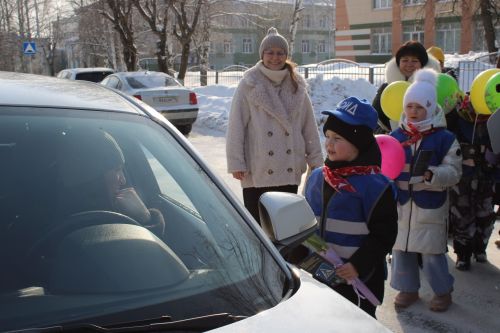 Тюльпаны вместо штрафов: в Заинске автоледи получили цветы от Госавтоинспекции и детей
