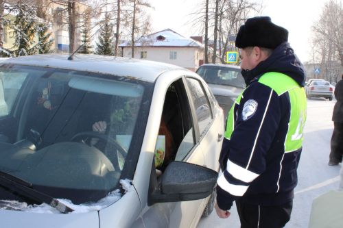 Тюльпаны вместо штрафов: в Заинске автоледи получили цветы от Госавтоинспекции и детей