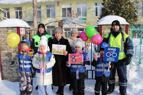 Тюльпаны вместо штрафов: в Заинске автоледи получили цветы от Госавтоинспекции и детей