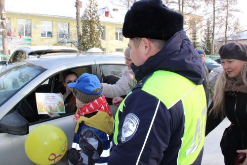 Тюльпаны вместо штрафов: в Заинске автоледи получили цветы от Госавтоинспекции и детей