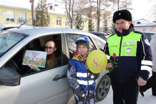 Тюльпаны вместо штрафов: в Заинске автоледи получили цветы от Госавтоинспекции и детей