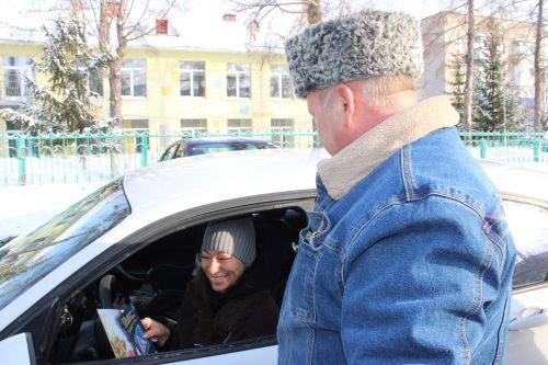 Тюльпаны вместо штрафов: в Заинске автоледи получили цветы от Госавтоинспекции и детей