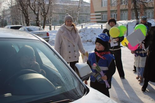 Тюльпаны вместо штрафов: в Заинске автоледи получили цветы от Госавтоинспекции и детей
