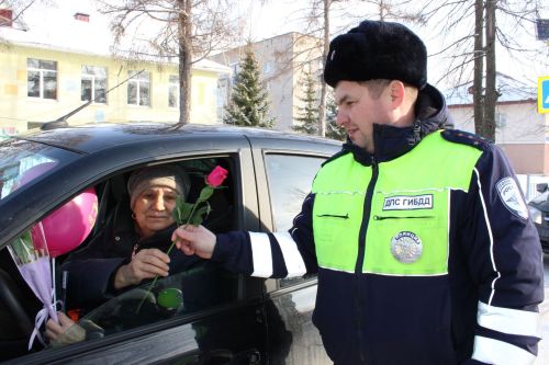 Тюльпаны вместо штрафов: в Заинске автоледи получили цветы от Госавтоинспекции и детей