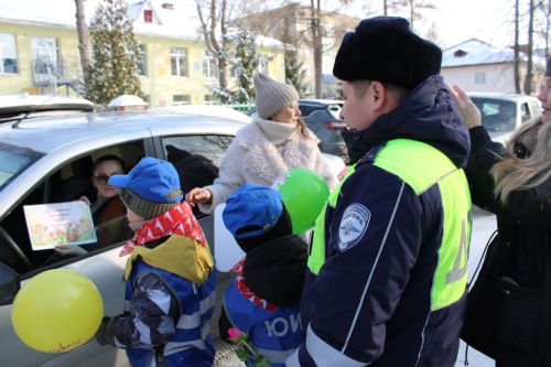 Тюльпаны вместо штрафов: в Заинске автоледи получили цветы от Госавтоинспекции и детей