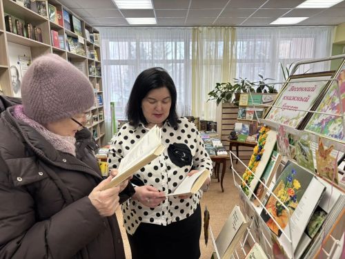 В Заинске библиотекари поздравили читательниц весенними сюрпризами