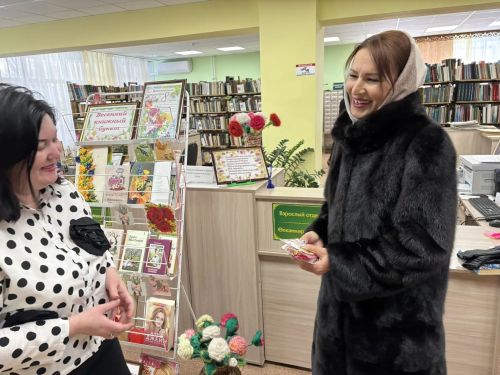 В Заинске библиотекари поздравили читательниц весенними сюрпризами