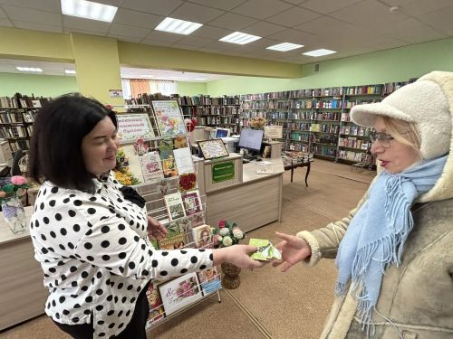 В Заинске библиотекари поздравили читательниц весенними сюрпризами