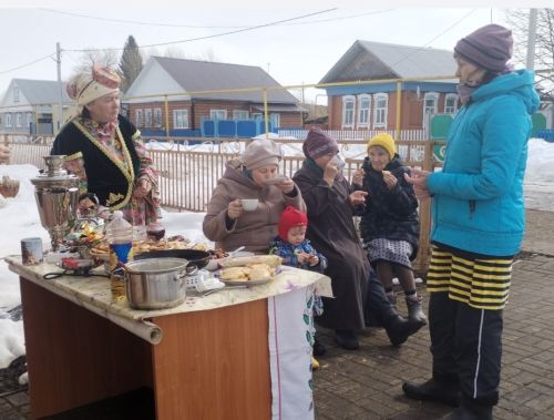 Блинный переполох в Нижних Лузях: как клуб устроил праздник за один вечер