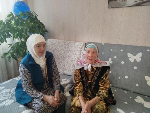 95-летняя бабушка Флера из Заинска печет пироги и поет песни