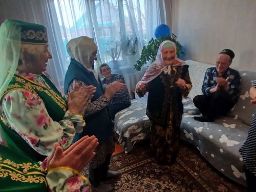 95-летняя бабушка Флера из Заинска печет пироги и поет песни