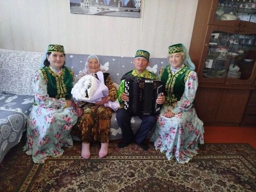 95-летняя бабушка Флера из Заинска печет пироги и поет песни