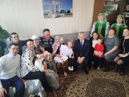 95-летняя бабушка Флера из Заинска печет пироги и поет песни