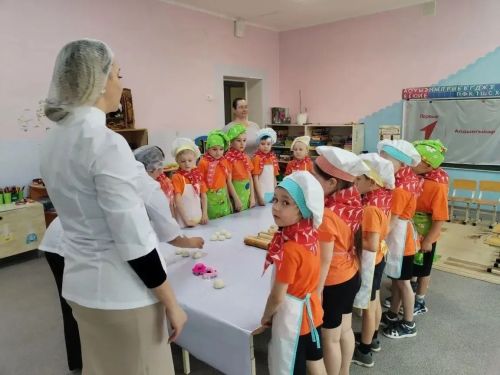 В Заинске на мастер-классе дошколят учили печь песочное печенье