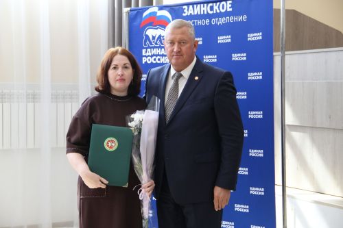 Муниципальным служащим Заинского района вручили награды в честь профессионального праздника