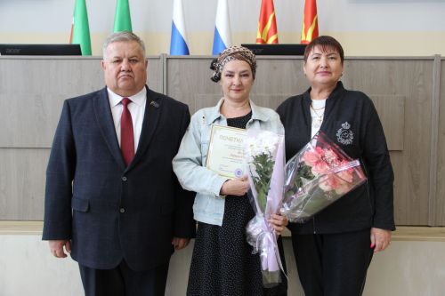 Муниципальным служащим Заинского района вручили награды в честь профессионального праздника
