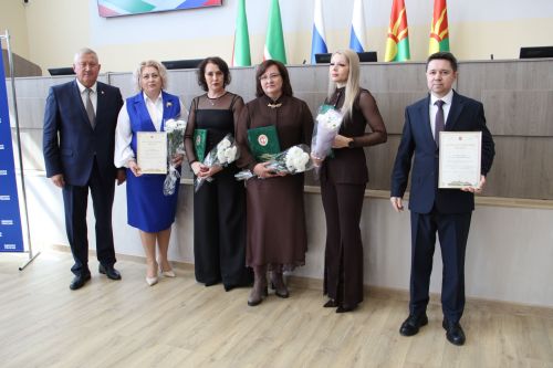 Муниципальным служащим Заинского района вручили награды в честь профессионального праздника