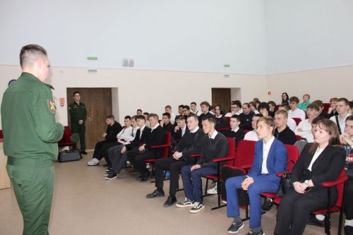 Контракт вместо призыва: студентам Заинска рассказали о службе в войсках БПЛА