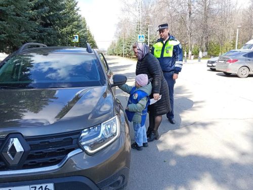 В Заинске прошла акция по безопасности дорожного движения с участием дошкольников