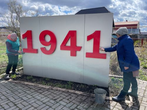 Жители села Светлое Озеро провели акцию «Чистый памятник» у монумента Воину-Освободителю