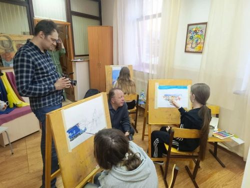 Рияз Комаров посетил школу искусств Заинска и оценил работы юных художников