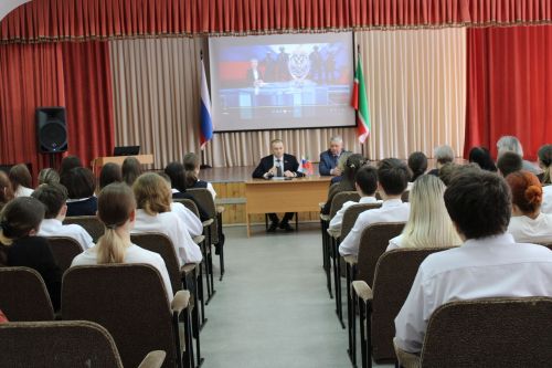 Депутат Госсовета РТ Ринат Фазылов наградил заинских волонтеров и встретился с учащимися школы № 6